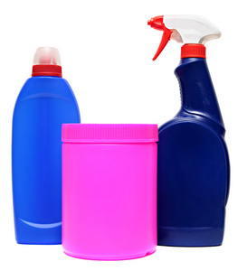 清洁设备. 在白色背景下, 用洗涤剂隔离的彩色塑料瓶