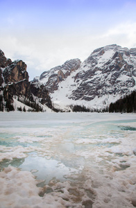 冬天的景色的冰冻湖 Braies