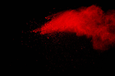 黑色背景红色粉末爆炸的摘要。红色粉末 splatted 隔离。彩色云。有色粉尘爆炸。油漆洒