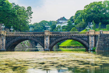 美丽的老建筑皇宫城堡与护城河和桥梁在东京城市日本