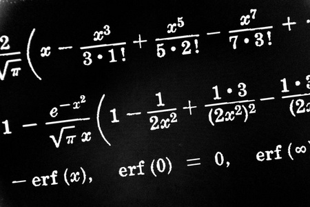 黑色背景上的大量数学公式