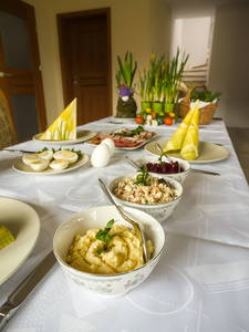 传统的波兰复活节早餐桌与季节性食物和装饰品