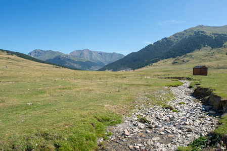 Montgarri 山在蓝天下, 阿兰山谷, 西班牙