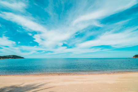 美丽的热带海滩海和沙子与椰子棕榈树在蓝天白云为旅行和假期