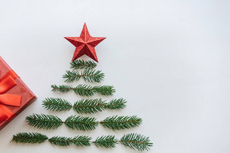 一棵有创意的圣诞或新年树, 由冷杉树枝组成