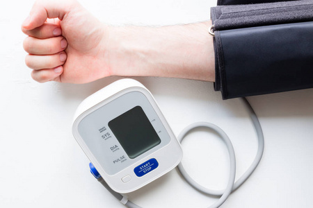 男人测量血压