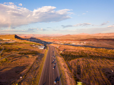 亚利桑那景观的鸟瞰图, 通向地平线的无限路