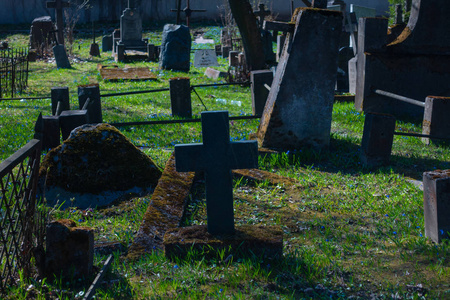 十字架和坟墓在老公墓照片