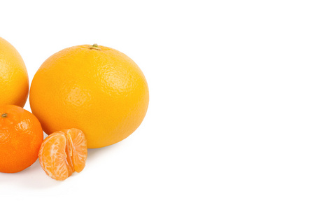 frska citrusfrukter p vit bakgrund