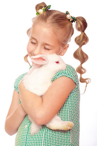小女孩在她手中的小白兔