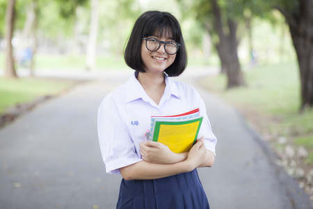 拿着一本书的女学生站