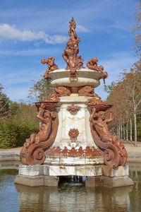 在塞戈维亚省的圣伊尔孔索皇宫花园中, 拉塔萨斯阿尔塔斯喷泉的垂直景观
