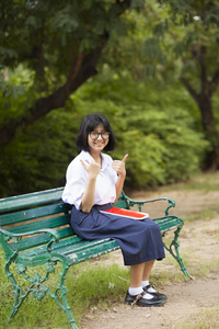 女学生。坐在板凳上