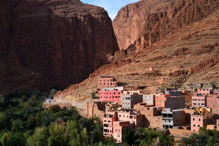 摩洛哥。在阿特拉斯山脉峡谷图德加河