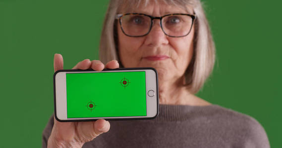 在绿色屏幕上显示绿色屏幕手机显示的老太太特写镜头