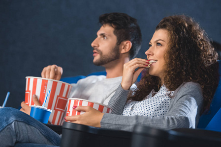 夫妇在电影院一起看电影时吃爆米花