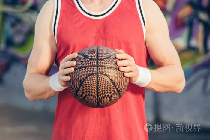 篮球运动员在街头手持篮球球的画面