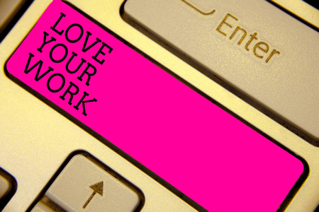 写笔记显示爱您的工作。商业照片展示让你的事情激发自己的激情工作键盘粉红色键意向计算机计算反射文档