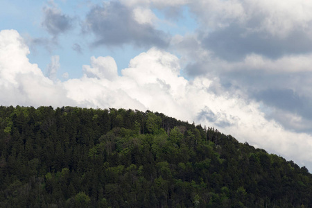 德国南部春天天空景观上的云可能在慕尼黑和斯图加特的城市附近