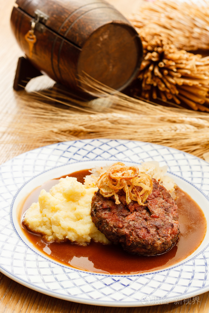 牛肉片配土豆泥