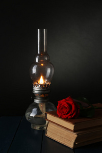 书玫瑰煤油灯书与玫瑰照片