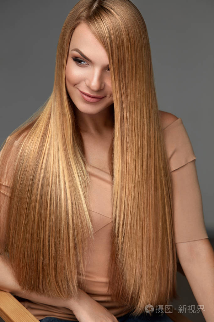 头发美美丽的妇女与健康长直的头发