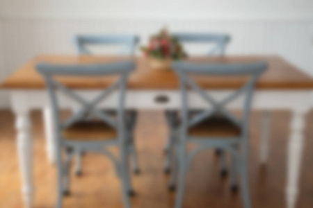 餐桌和椅子设置在舒适的餐厅室内。模糊背景