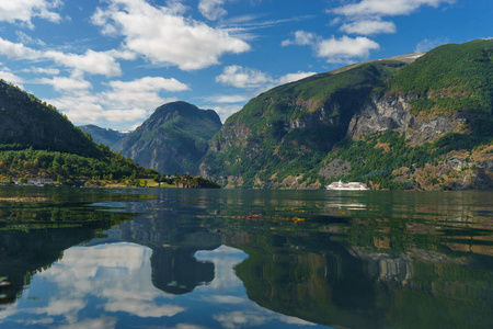 Sunnylvsfjorden 峡湾和游船的惊险景观。挪威西部