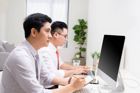 两位商人在电脑办公室工作图片