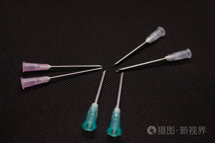在黑色背景上隔离的卡努拉.医用针头宏拍摄