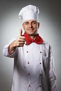 男厨师用拇指向上肖像