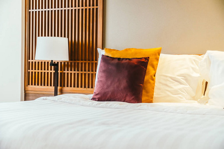 舒适的枕头在床上与灯家具装饰酒店卧室内饰