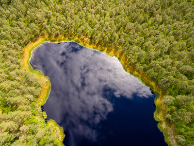 无人机图像。在多云的春日, 在河流中看到了农村地区的田野森林和水的反射。拉托维亚