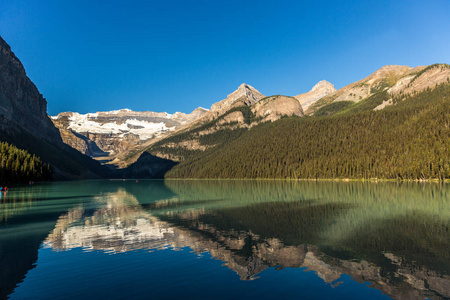 加拿大班夫国家公园, 在蓝天的天空中, 群山和冰川环绕着令人惊叹的湖泊
