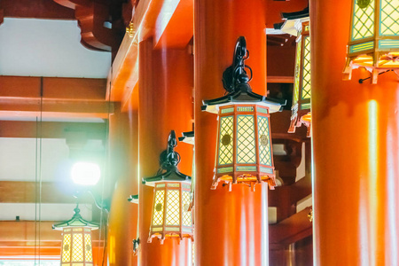 日本寺庙美丽的灯笼灯装饰