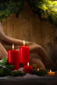 蜡烛和圣诞装饰上木制的背景