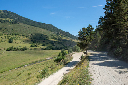 穿越西班牙阿兰山谷山通往蒙加里的道路