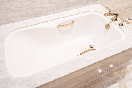 美丽的豪华白色浴缸和水龙头装饰浴室内饰