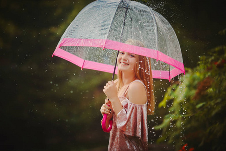 享受雨天和温暖的天气, 愉快地微笑照片
