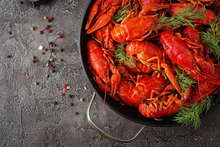 螯 虾。红煮 crawfishes 在餐桌上的乡村风格。具有复制空间的顶部视图
