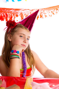 在党的生日的帽子无聊的手势金发孩子女孩