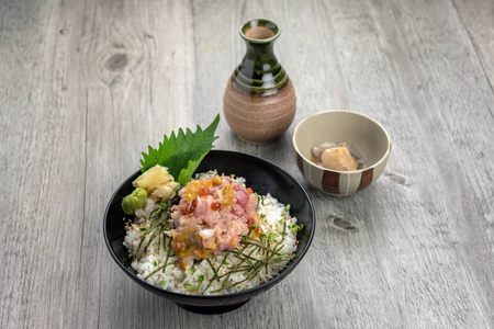 炒饭配金枪鱼生鱼片和产卵在木桌上, 豪华的日本食品概念