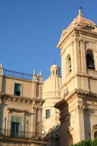 巴洛克式的圣尼古拉斯大教堂与新古典主义的圆顶在诺托, 西西里岛