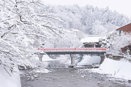 冬季积雪高山覆盖红色桥