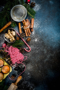 圣诞烘焙的背景与烹饪的配料圣诞烘烤, 深蓝色背景, 顶部视图