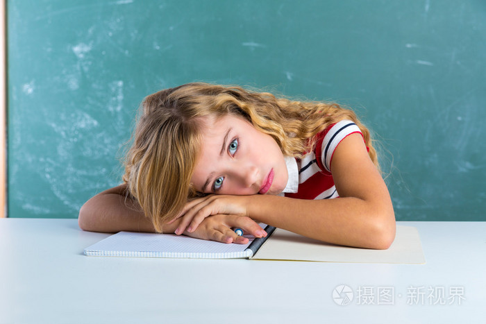 无聊的悲伤的表情学生女生在桌子上