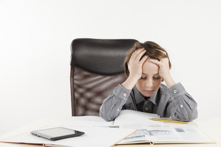 学校男孩讨厌学习愁眉苦脸金发可爱女学生坐在压力下做