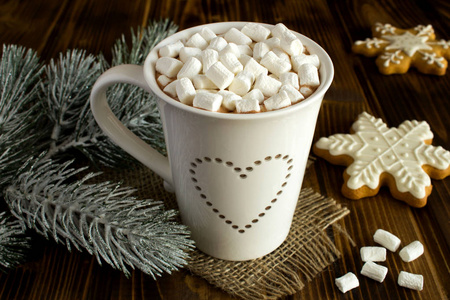 热巧克力与棉花糖在白色杯子和圣诞节构成在质朴的木制背景