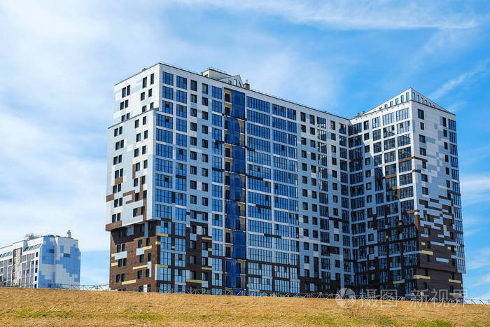 现代化的住宅楼.现代多层建筑, 玻璃幕墙