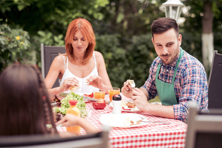 休闲, 假日, 饮食, 人和食物概念愉快的家庭在夏天党吃晚餐